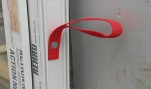 Ручка красная стропа транспортировочная 400*25 с саморезом (1 тыс шт)